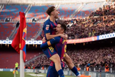 إلى الصدارة مؤقتًا.. برشلونة يحتفل بعودة الحياة لكامب نو باكتساح بلباو (فيديو)